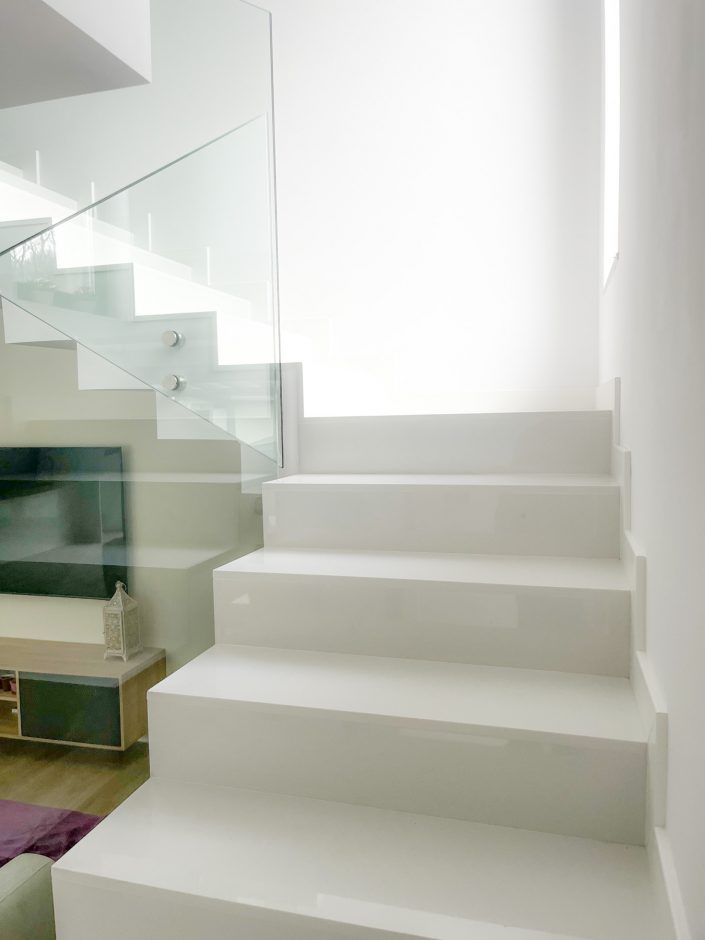 escaleta marmol blnco